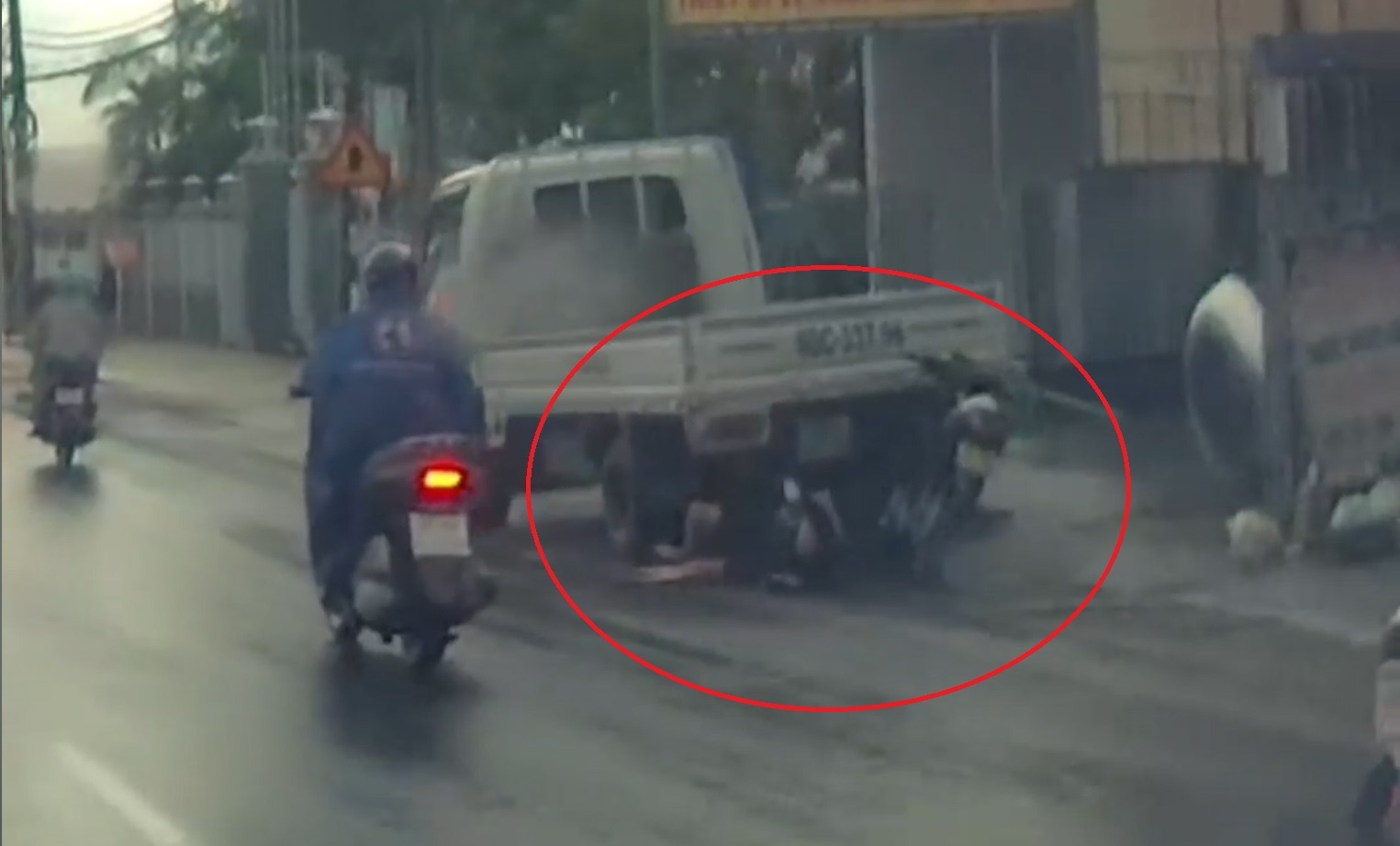 Xe may mat lai dam vao duoi xe tai hinh anh