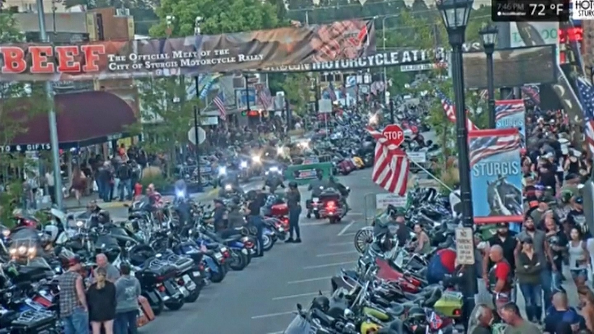 Cuoc dua xe may thu hut gan 100.000 nguoi tham du giua dai dich o My hinh anh