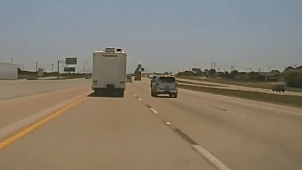 Xe tai roi cua vang trung oto di ben canh hinh anh