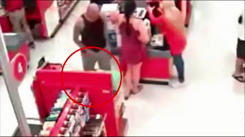 Bo da vang dien thoai cua ke bien thai chup anh con gai minh hinh anh