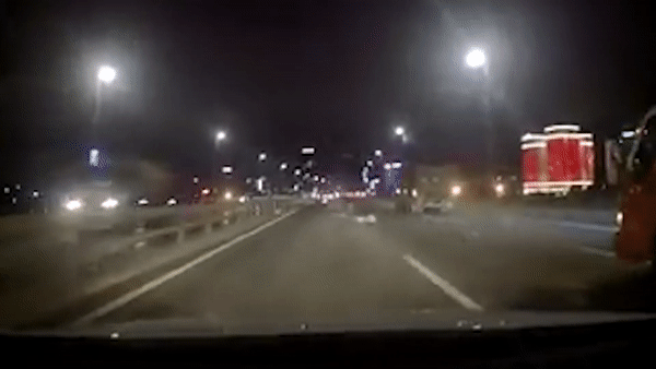 Xe ban tai lam roi do vat xuong duong suyt vang trung xe sau hinh anh