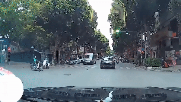 Xe may vuot den do bi oto dam nga xuong duong hinh anh