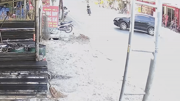 Oto quay dau dam vang hai nguoi tren xe may hinh anh