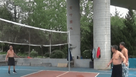 Nhung cu ong Trung Quoc the hien ky nang choi yo-yo nhu cau long hinh anh