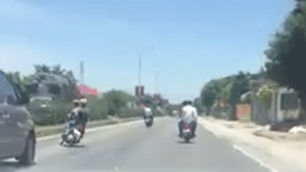 Nhom thanh nien lai xe may lang lach truoc dau oto hinh anh