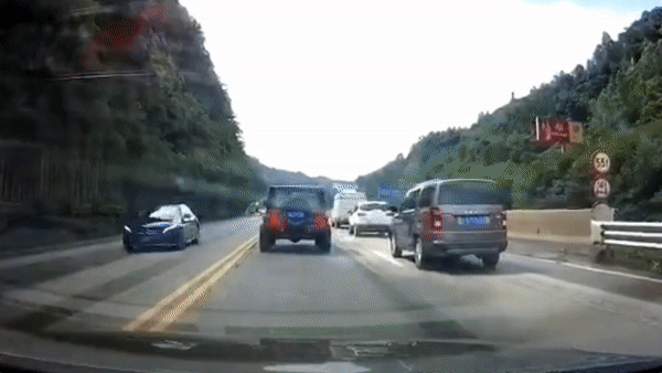 Tang da lon lan xuong de trung hang loat oto o Trung Quoc hinh anh