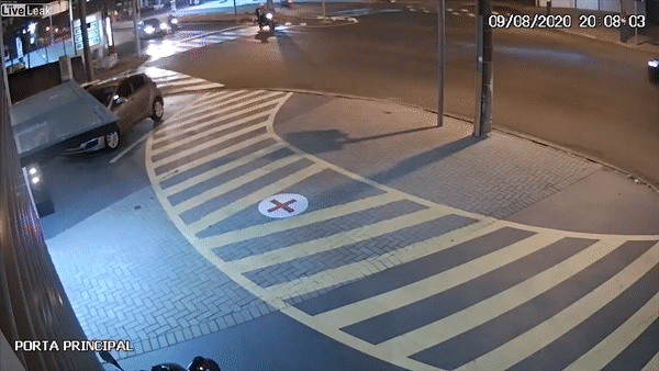 Thanh nien di xe may vuot den do bi oto huc bay qua noc xe hinh anh