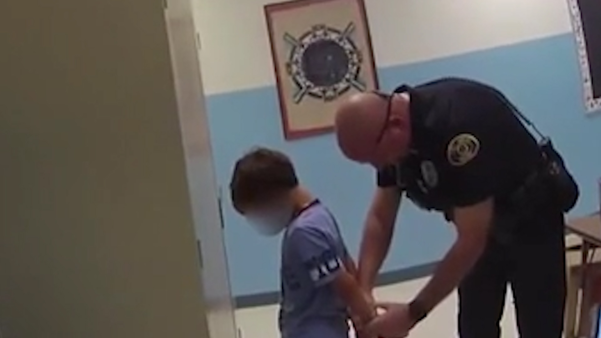 Cau be 8 tuoi bi canh sat bat, co tay qua nho khong vua cong hinh anh