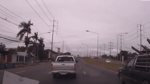 Ong tuyp sat vang tu thung xe tai suyt gay tai nan hinh anh