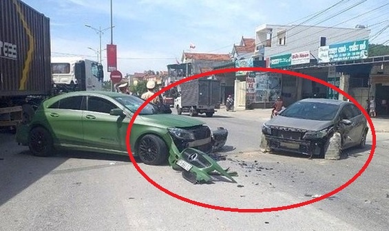 Xe tai dam vao oto gay tai nan lien hoan hinh anh