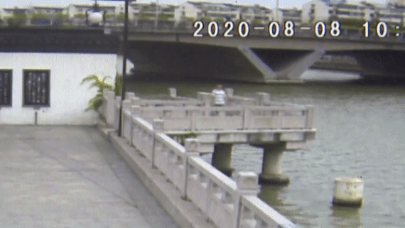 Doi cheo thuyen kayak cuu nguoi dan ong bi duoi nuoc o Trung Quoc hinh anh