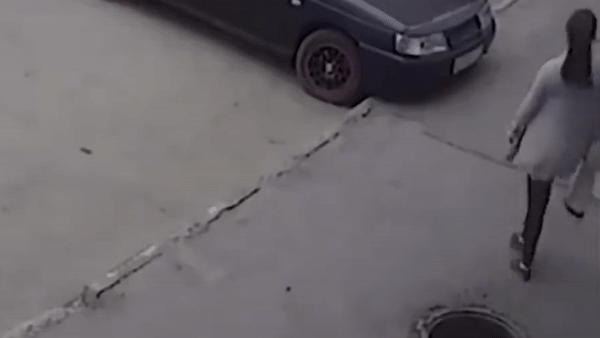 Nhan vien quen dong nap cong khien cau be bi lot xuong ho o Nga hinh anh