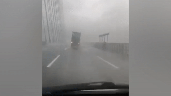 Thung container bi gio thoi lat nghieng trong con bao hinh anh