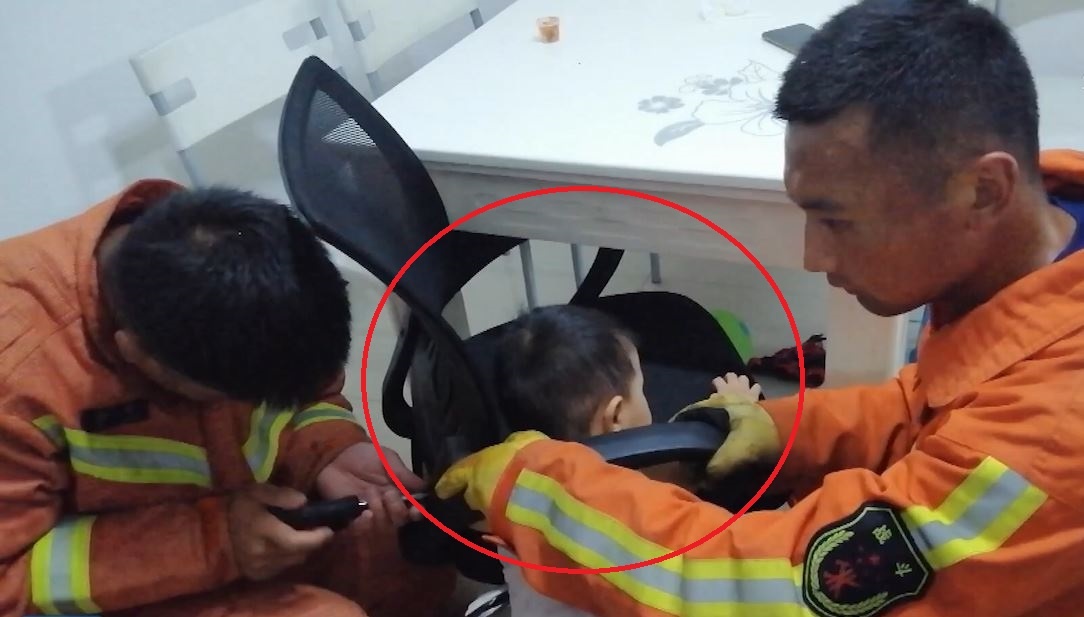 Mai choi dua, be trai bi ket dau vao tay vin cua ghe xoay hinh anh