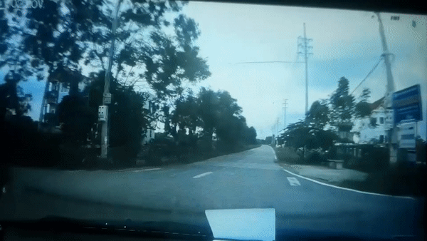 Xe may cho ba nguoi dam vao dau oto hinh anh