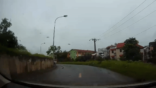 Taxi lan lan khi om cua gay tai nan voi oto hinh anh