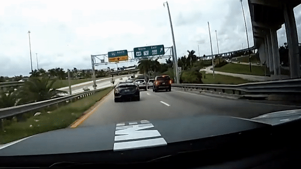 Oto thieu quan sat huc tung xe phia truoc hinh anh