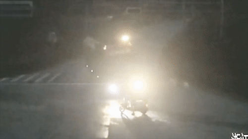 Xe tai mat kiem soat khi vao cua, chen qua xe may tai Trung Quoc hinh anh