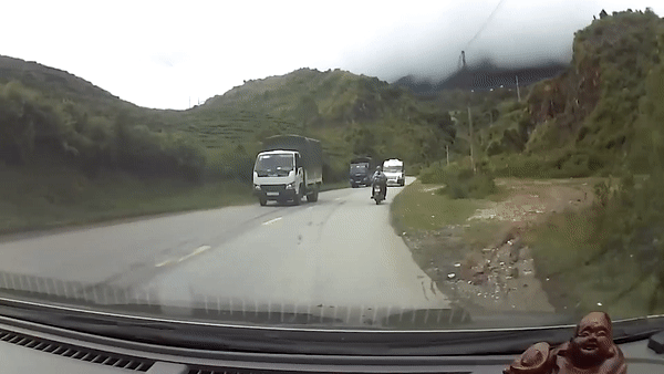 Xe khach vuot au suyt dam vao xe may hinh anh