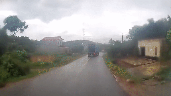 Container lan lan dam vao xe khac hinh anh