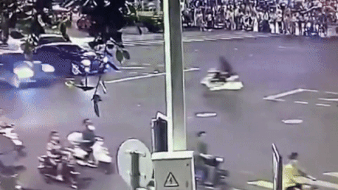 Sang duong au, 2 nguoi tren xe dap dien bi hat tung len noc oto tai TQ hinh anh