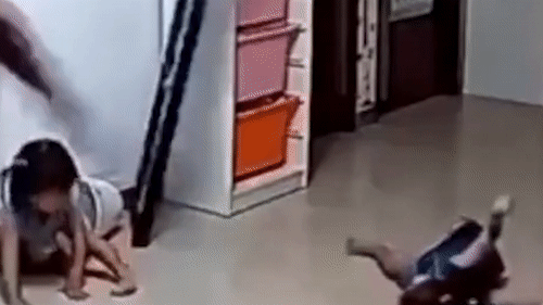 Cha lao den do guong do sap vao con gai nho hinh anh