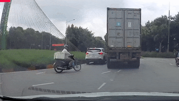 Tai xe oto duoi theo xe container sau va cham hinh anh