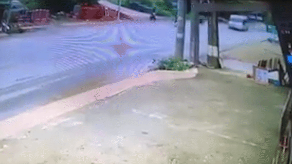 Xe may sang duong nguy hiem gay tai nan cho xe khach hinh anh