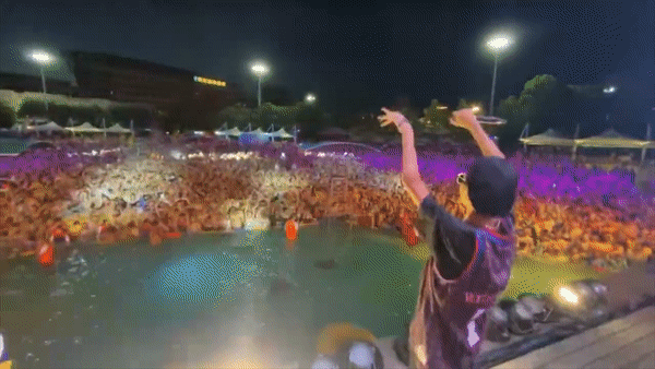 Hang nghin nguoi chen chuc trong le hoi o cong vien nuoc Vu Han hinh anh