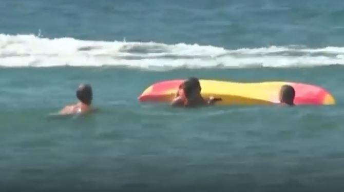 Tong thong Bo Dao Nha lao xuong bien cuu nguoi gap nan hinh anh