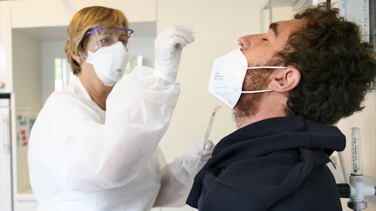 Thuy Si phat hien virus SARS-CoV-2 trong da nguoi hinh anh