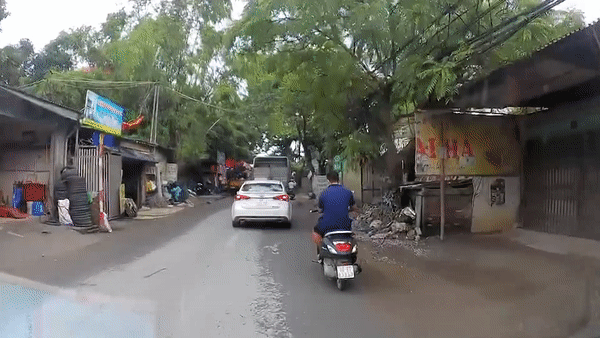 Tai xe xe may mai dung dien thoai dam vao duoi oto hinh anh