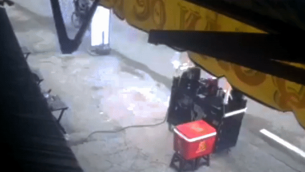 Bi giat dien thoai khi ngoi uong nuoc o via he hinh anh