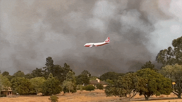 Boeing 747 tha chat bot mau do dap tat chay rung o My hinh anh