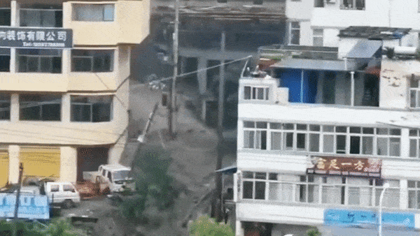 Lu lut cuon troi cot dien, nhan chim oto o Trung Quoc hinh anh