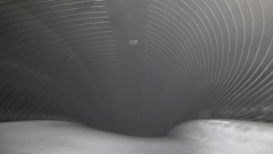 Khoanh khac lop xe bi xe toac khi nhin tu ben trong hinh anh