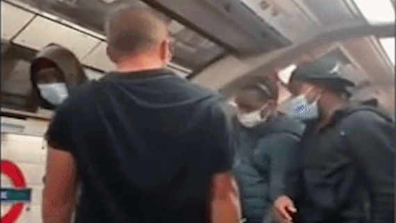 Miet thi nguoi da mau, nam hanh khach bi danh bat tinh tren tau hinh anh