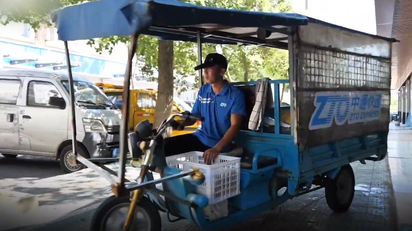 Chang shipper mot chan giao 500.000 goi hang khap Thuong Hai hinh anh