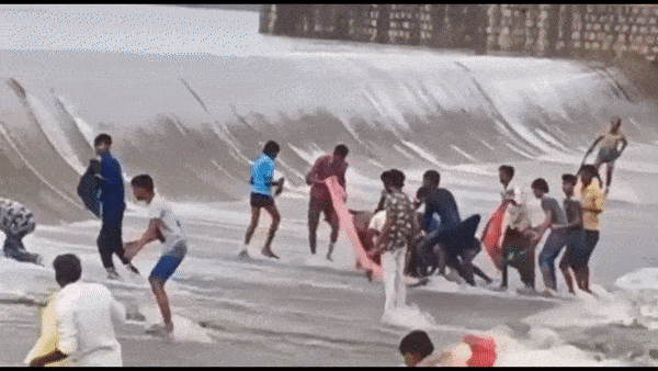 Canh hung ca de dang vao mua lu o An Do hinh anh