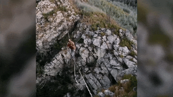 Thanh nien danh dan tren day giua hai ngon nui hinh anh