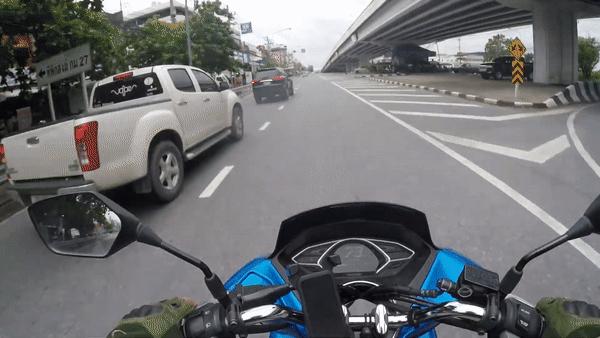 Oto suyt tong trung xe may tai giao lo hinh anh