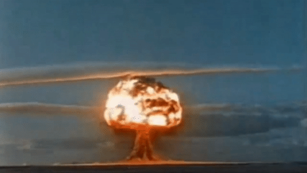 Vu no hat nhan se xay ra khi sap xep cac nguyen to chong len nhau hinh anh