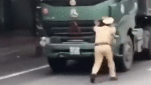 CSGT chay lui truoc mui xe tai hinh anh