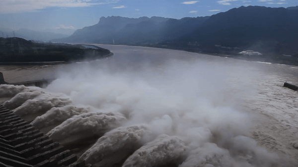 Dap Tam Hiep mo 10 cua xa nuoc de san sang cho nhung tran lu tiep theo hinh anh