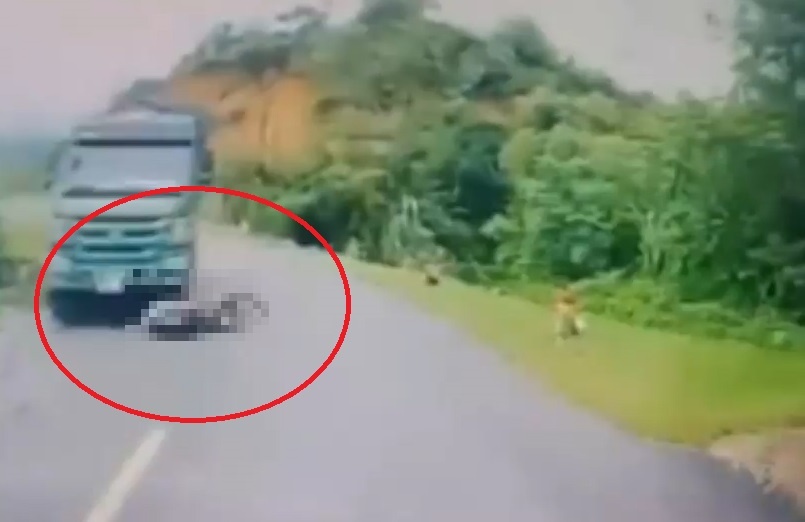 Xe may chay nguoc chieu bi xe tai dam trung hinh anh