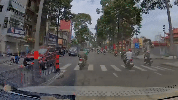 Xe may va cham voi xe phia truoc, bi oto dam trung hinh anh