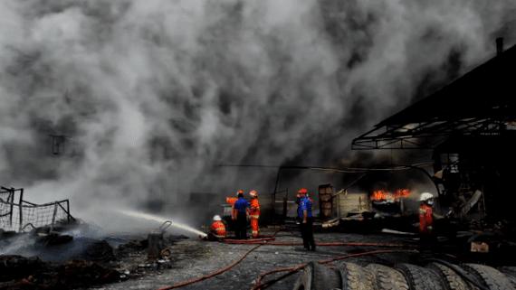 Dam chay lon thieu rui hang nghin lop xe o Indonesia hinh anh