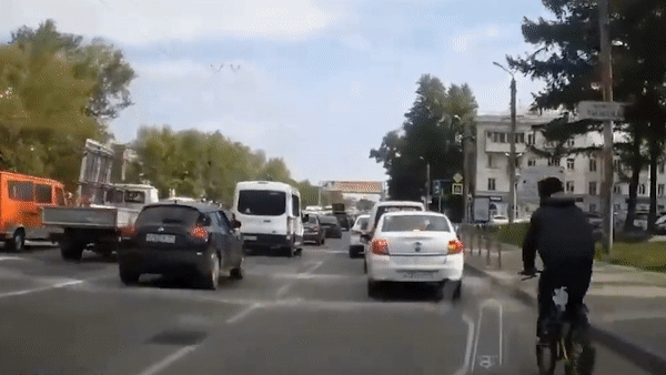 Nguoi di xe dap dam vao duoi oto roi bo chay hinh anh