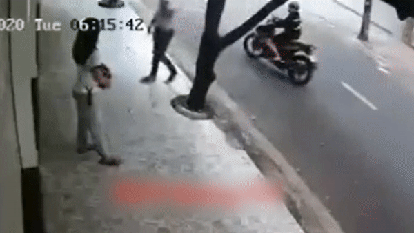 Co gai bi giat tui xach khi dung tren via he hinh anh