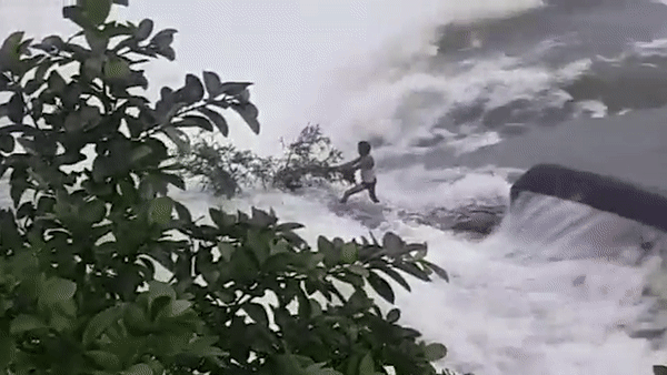 Truc thang giai cuu nguoi suyt bi nuoc lu cuon troi o An Do hinh anh